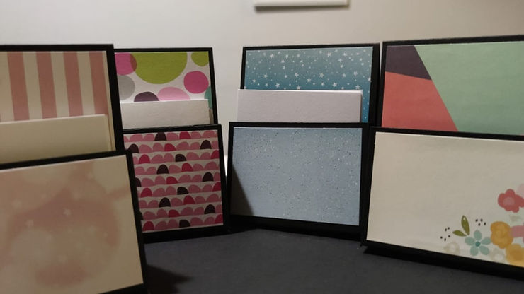 מעמד לטלפון נייד עם דפי ממו